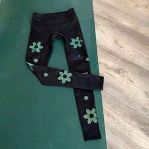 Noli Yoga Impact Metallic Green Flower Leggings